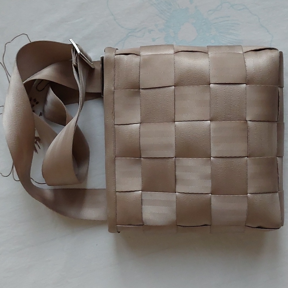 Harveys Champagne Woven Crossbody Seatbeltbag